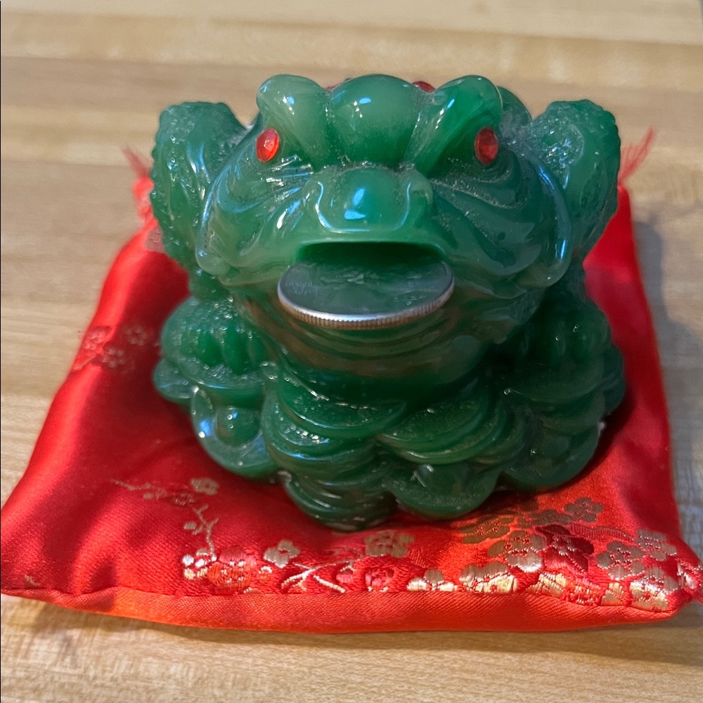 #*034= Lucky Frog Green Stone Figurine on Red Silk Cushion - Picture 1 of 9